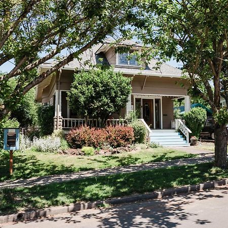 Southeast Portland Comfy & Eclectic Craftsman Home Exterior foto